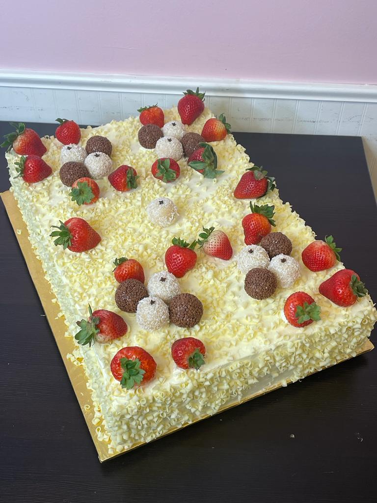 Cake Strawberries & Cream 50 People - Bolo de Ninho & Morango (50 Pessoas)
