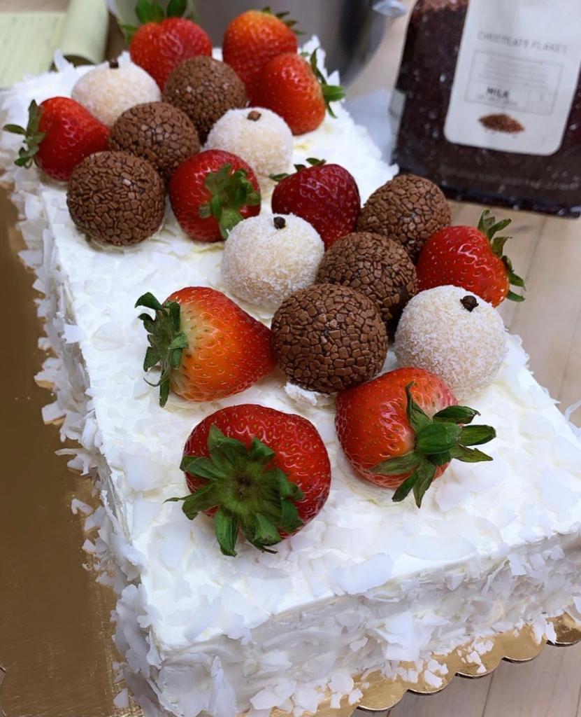 Cake Pineapple, Coconut, Dulce de Leche 30 People - (Bolo Abacaxi, Côco, Doce de Leite 30 Pessoas)